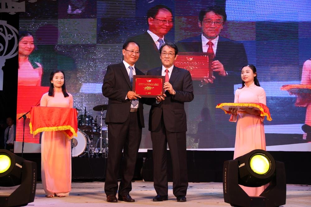 Japanese Ambassador Umeda Kunio (right) and a Hoi An city’s leader. Photo: laodong.vn