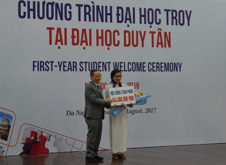 Hiệu trưởng Lê Công Cơ trao Học bổng toàn phần Chương trình cho sinh viên –Thủ khoa Lê Thị Thu Ngân.