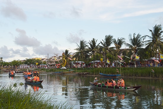 Những sản phẩm di sản, sông nước hứa hẹn sẽ tạo ấn tượng tốt với các đại biểu tham dự APEC.Ảnh: V.LỘC