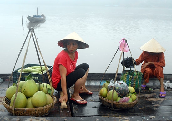 Đưa trái qua đò xuống phố.