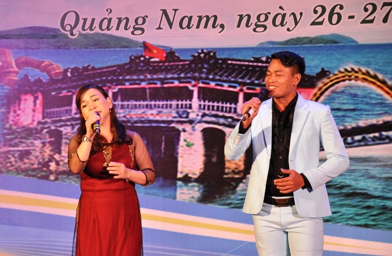 Cùng tiết mục song ca.Ảnh: VINH ANH