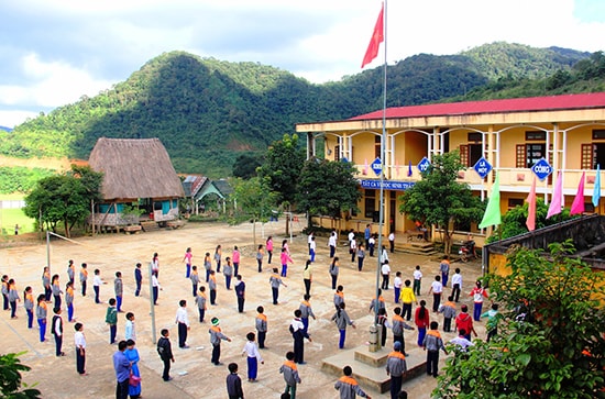 Nhiều mô hình trường liên xã đem lại hiệu quả cao trong công tác giáo dục ở miền núi.  Trong ảnh: Trường PTDTBT - THCS Lý Tự Trọng - xã A Xan.  Ảnh: ALĂNG NGƯỚC