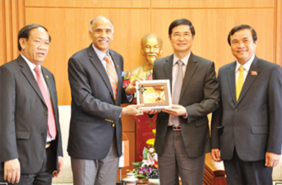 Mr. Parvathaneni Harish (2nd person from the left) and Quang Nam province’s leaders