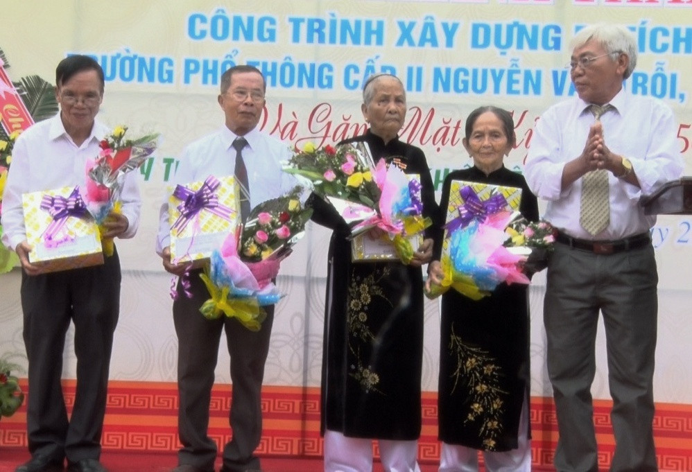 Ban liên lạc trường phổ thông cấp II Nguyễn Văn Trỗi tặng quà cho các thầy cô giáo và thân nhân các liệt sĩ của trường.