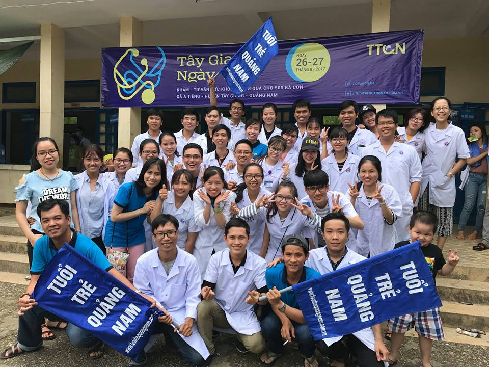 Đoàn tình nguyện gồm các bác sĩ và hàng chục sinh viên y dược đang học tại TP. Hồ Chí Minh, Huế. Ảnh: Tuổi trẻ Quảng Nam cung cấp