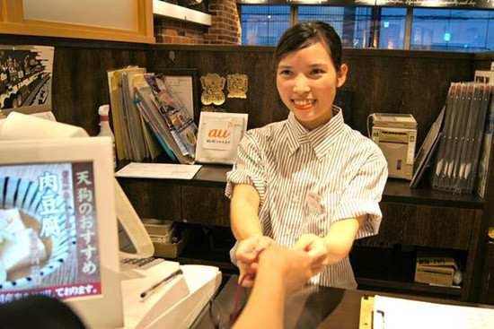 Một sinh viên Việt Nam làm việc bán thời gian tại Nhật Bản. Ảnh: asia.nikkei