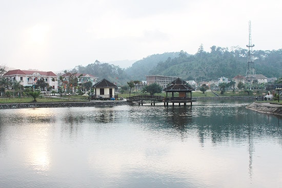 Một góc trung tâm huyện Tây Giang với quán cà phê Thủy Tạ yên bình lúc hoàng hôn. Ảnh: BRIU QUÂN