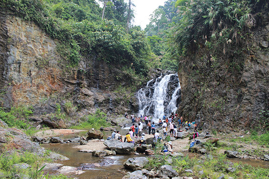 Tây Giang sở hữu nhiều thác nước tự nhiên rất đẹp, thu hút khách đến chiêm ngưỡng và tắm mát. Trong ảnh: thác R’cung tại xã Bhalêê, Tây Giang.