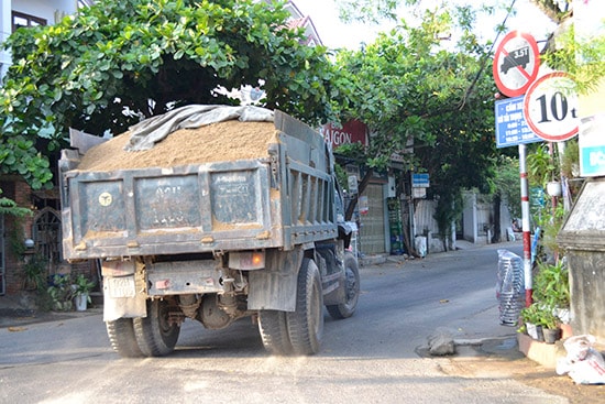 Xe cơi nới thùng hàng, che đậy sơ sài chạy từ ĐT610 vào tuyến ĐH qua xã Duy Sơn, Duy Xuyên. Ảnh: S.C