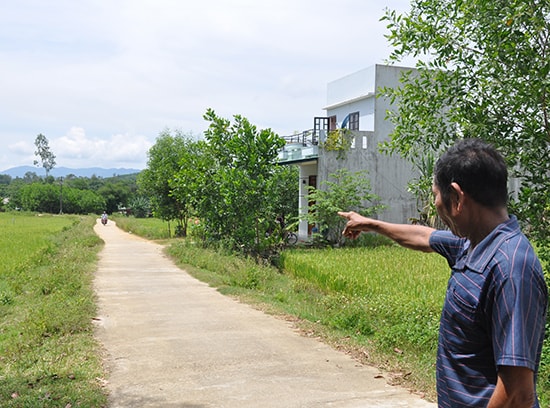 Ông Nguyễn Quýt - trú thôn Nhì Tây (xã Bình Lâm, Hiệp Đức) bày tỏ đồng tình với kết quả xử lý cán bộ xã có sai phạm trong việc làm đường giao thông nông thôn. Ảnh: HÀN GIANG