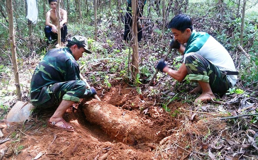 Ban CHQS huyện Tiên Phước đang tháo dỡ bom mìn.