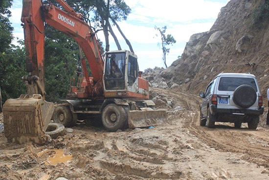 Tuyến đường vào vùng sâm được triển khai sẽ mở ra nhiều cơ hội cho người dân phát triển kinh tế. Ảnh: N.D