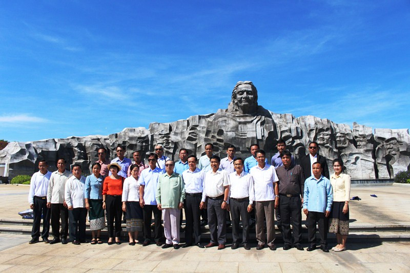 Đoàn cán bộ Ủy ban Mặt trận Lào xây dựng đất nước chụp hình lưu niệm tại Tượng đài Mẹ Việt Nam Anh hùng. Ảnh: VINH ANH