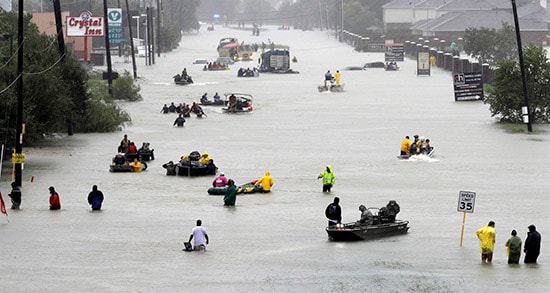 Bão Harvey nhấn chìm thành phố Houston. Ảnh: AP