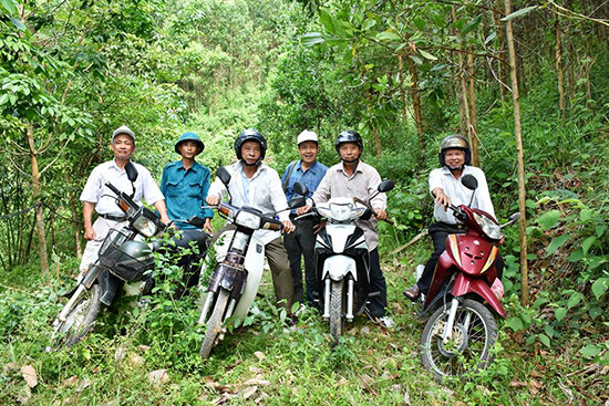 “Đội xe máy nghĩa tình” của cựu chiến binh thị trấn Tân An (Hiệp Đức) trong một chuyến đi tìm hài cốt liệt sĩ. Ảnh: VÂN HƯƠNG