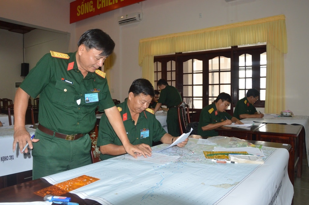 Các thí sinh thực hành nội dung thi soạn thảo quyết tâm tác chiến phòng thủ.