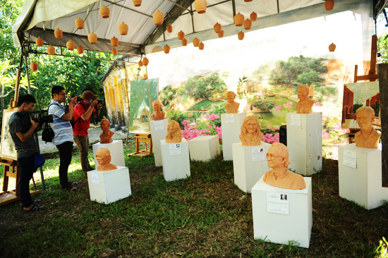 Dịp này làng trưng bày những sản phảm gốm truyền thống của làng và các phù điêu của nghẹ sĩ và những nghệ nghân lão làng ở Nam Diêu.