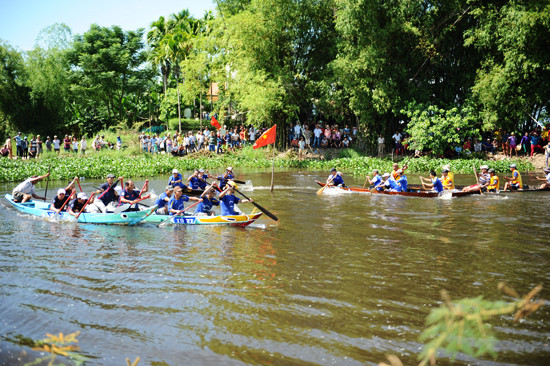 Đua thuyền ngan, một lễ mang tính chất nói về người làng gốm sống và gắn với sông nước Thu Bồn mấy trăm năm nay.