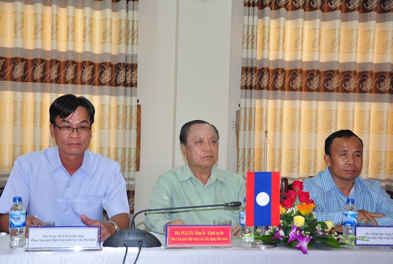 Assoc.Prof.Dr. Som Ock Kingsada (middle) at the event.