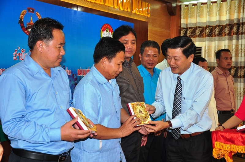 Vice Chairman of the Quang Nam VFF Committee Le Thai Binh gives souvenirs to the members of the Lao delegation
