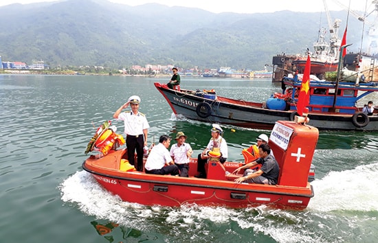 Ông Tiến chào đồng đội trong dịp thả hoa đăng tưởng nhớ liệt sĩ Gạc Ma hy sinh vào ngày 14.3 vừa rồi.  Ảnh: THÀNH NGUYỄN