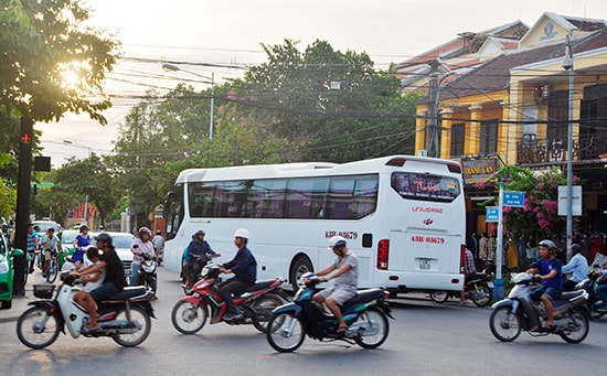 Ngã tư Hai Bà Trưng - Trần Hưng Đạo thường xuyên có xe ôtô xe chở khách loại trên 25 chỗ ngồi lưu thông nên thường xảy ra ùn ứ.  Ảnh: XUÂN THỌ