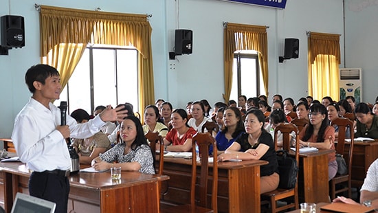 PGS-TS. Đinh Việt Hòa nói chuyện với cán bộ phụ nữ về “Khởi nghiệp đổi mới sáng tạo”. Ảnh: VINH ANH