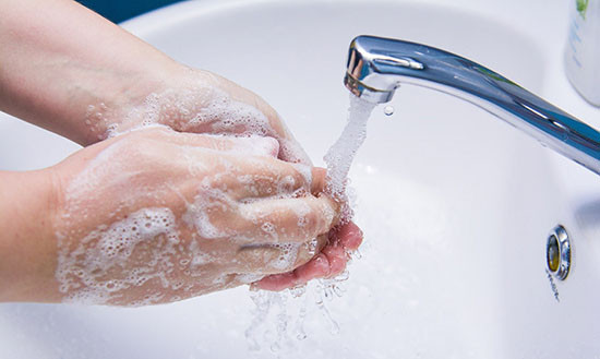 Rửa tay thường xuyên bằng xà bông là cách phòng bệnh tay chân miệng hiệu quả nhất.