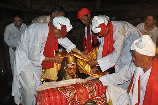 Mặc y trang cho thần vua Po Klaong Girai trong lễ hội Katê.