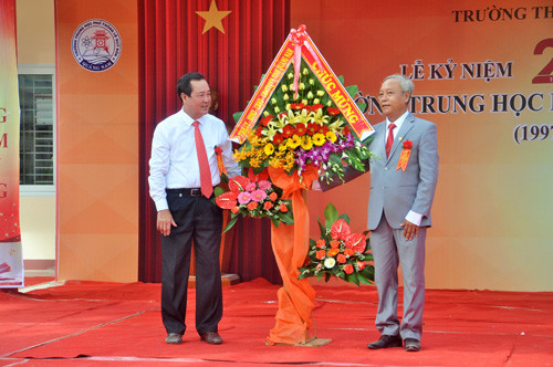 Phó Chủ tịch Thường trực UBND tỉnh Huỳnh Khánh Toàn tặng lẵng hoa chúc mừng 20 năm thành lập. Ảnh: X.Phú
