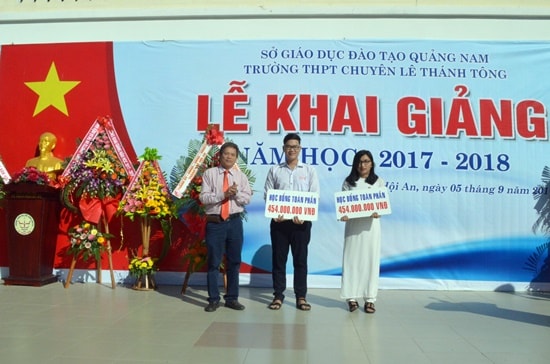 Trao học bổng cho học sinh xuất sắc của trường