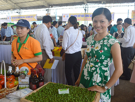 Gian hàng thực phẩm sạch của chị Nguyện tại Hội chợ EWEC Đà Nẵng năm 2017.  Ảnh: XUÂN THÀNH