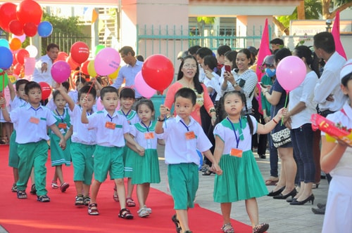 Đón HS mới vào trường tại Trường Tiểu học Nguyễn Văn Trỗi (Tam Kỳ). Ảnh: X.Phú