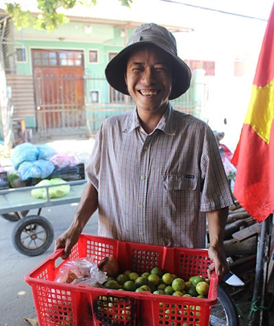 Anh Doãn Quốc Sử bưng rổ rau quả tươi từ chợ về.  Ảnh: Đ.QUÂN