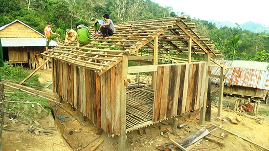 Làm mới nhà ở cho hộ nghèo xã Trà Vinh. Ảnh: H.THỌ