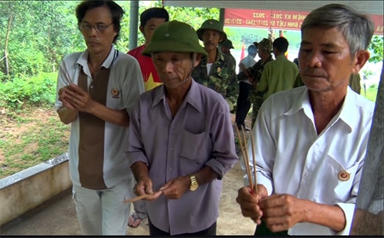 Cựu chiến binh xã Quế Trung (Nông Sơn) viếng hương tại nhà bia tưởng niệm liệt sĩ Trung đoàn 31. Ảnh: TÂM LÊ