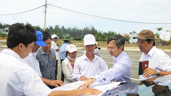 Các ngành chức năng đang tập trung tháo gỡ những vướng mắc về mặt bằng để thu hút dự án vào vùng đông của tỉnh.Ảnh: T.DŨNG