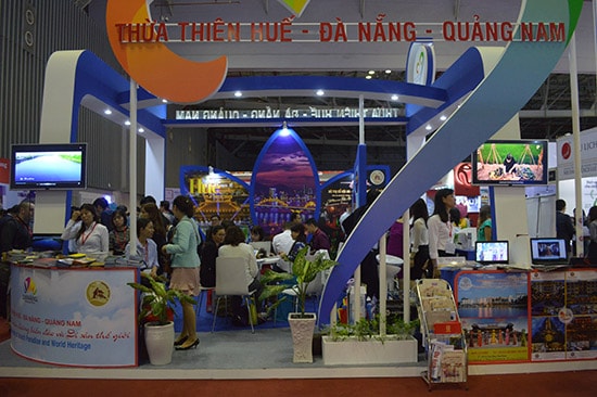 Gian hàng chung 3 địa phương Quảng Nam - Đà Nẵng - Thừa Thiên Huế. Ảnh: V.L