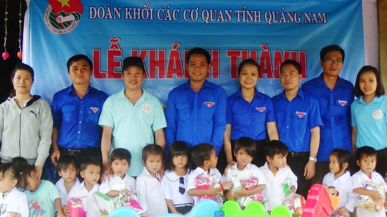 Khánh thành và tặng quà cho các em học sinh. Hình: N.C