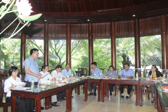 Tổng Giám đốc Công ty CP nhà Việt Nam Vinahouse Lê Văn Vĩnh cam kết trả nợ đúng lộ trình trong buổi làm việc với Đoàn giám sát của Ban Văn hóa - Xã hội HĐND tỉnh . Ảnh: D.L