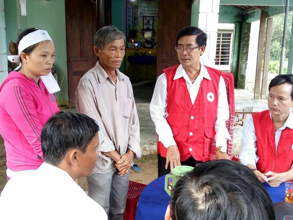 Hội Chữ thập tỉnh thăm hỏi, động viên và hỗ trợ gia đình công nhân tử nạn trong vụ sập nhà xưởng ở Khu phức hợp ô tô Chu Lai - Trường Hải. ảnh: P.C.R