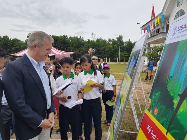 American Ambassador to Vietnam Ted Osius visits elephant exhibition in Nong Son district. Photo. Dantri.com.vn
