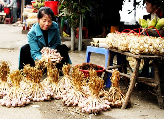 Một du khách mua tỏi ở chợ. Ảnh: K.V.T