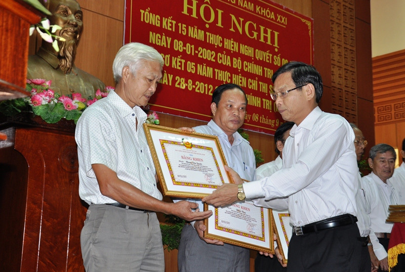 Trưởng Ban Tuyên giáo Tỉnh ủy Nguyễn Chín tặng Bằng khen cho các cá nhân có thành tích xuất sắc trong việc thực hiện Chỉ thị 17. Ảnh: VINH ANH