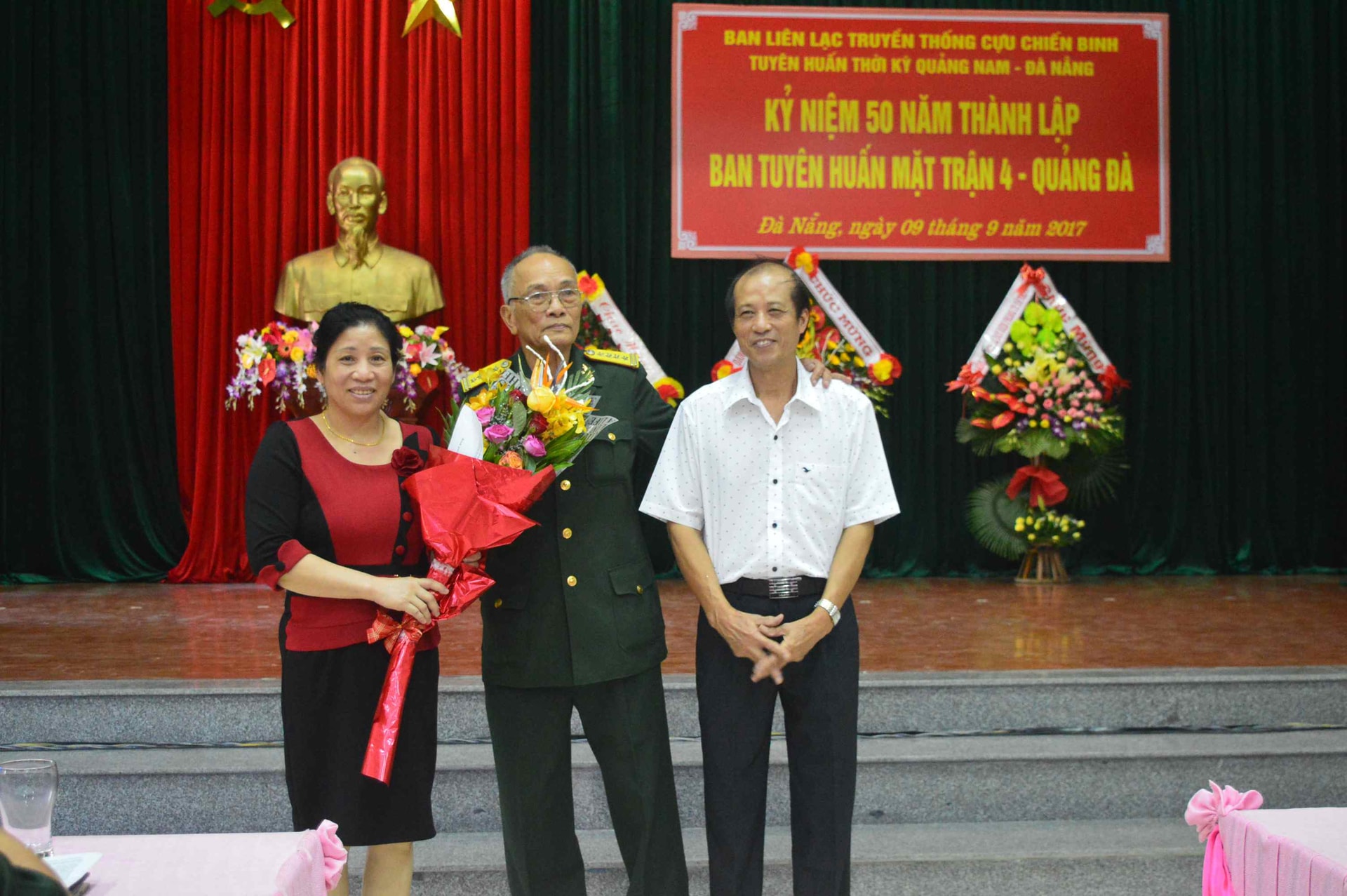 Đồng chí Nguyễn Trí Tổng - cựu cán bộ tuyên huấn Mặt trận 4 Quảng Đà tặng hoa cho vợ chồng một đồng đội ở Thái Nguyên sau hàng chục năm mới gặp mặt trở lại. Ảnh: Q.T