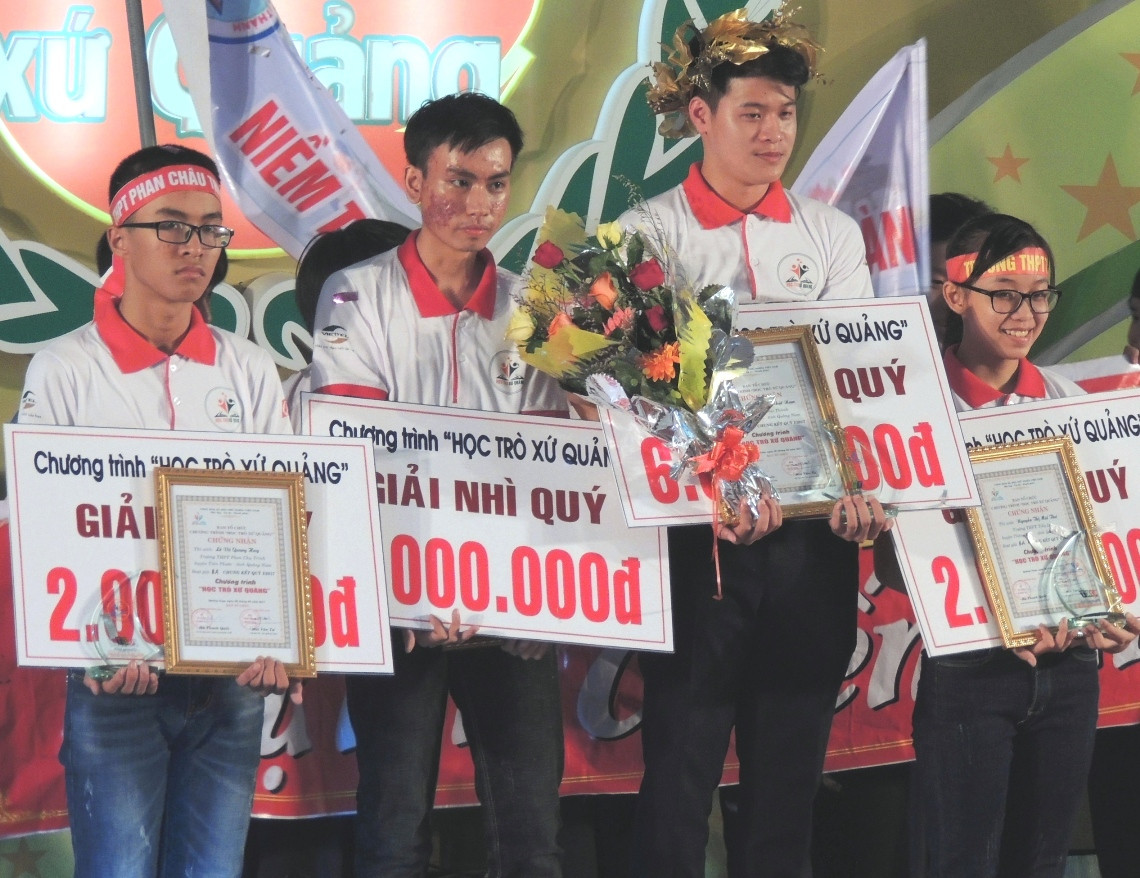 Thí sinh Nguyễn Nhật Nam và thí sinh Nguyễn Đình Thanh (bên trái) nhất và nhì quý I cùng vào chung kết 