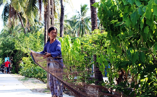 Bà Thu bây giờ sống bằng nghề là chổi lá dừa.