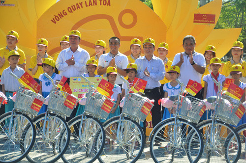 Ban tổ chức giải trao xe đạp cho 20 học sinh nghèo vượt kho của Quảng Nam. Ảnh: T.Vy