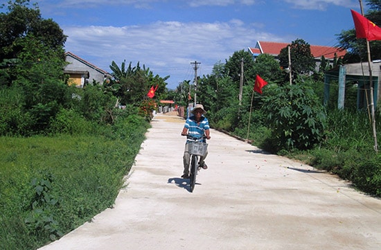 Nhờ người dân chung sức, đồng lòng nên tuyến đường ở thôn Xuyên Tây 1 đã được xây dựng kiên cố và sạch đẹp.Ảnh: H.N