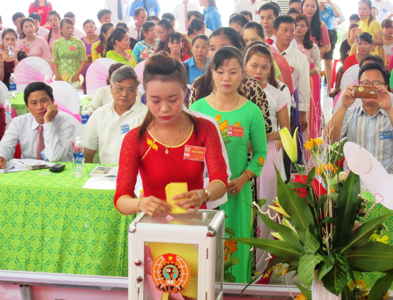 Các đại biểu bỏ phiếu bầu Ban Chấp hành và Chủ tịch Công đoàn khóa II, nhiệm kỳ 2017-2022. Ảnh: HOÀI NHI